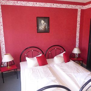 Zimmer mit Kingsize-Bett